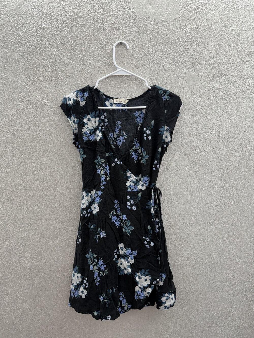 Hollister Womens Dress Size XS Black Floral Short Sleeve Faux Wrap Dress